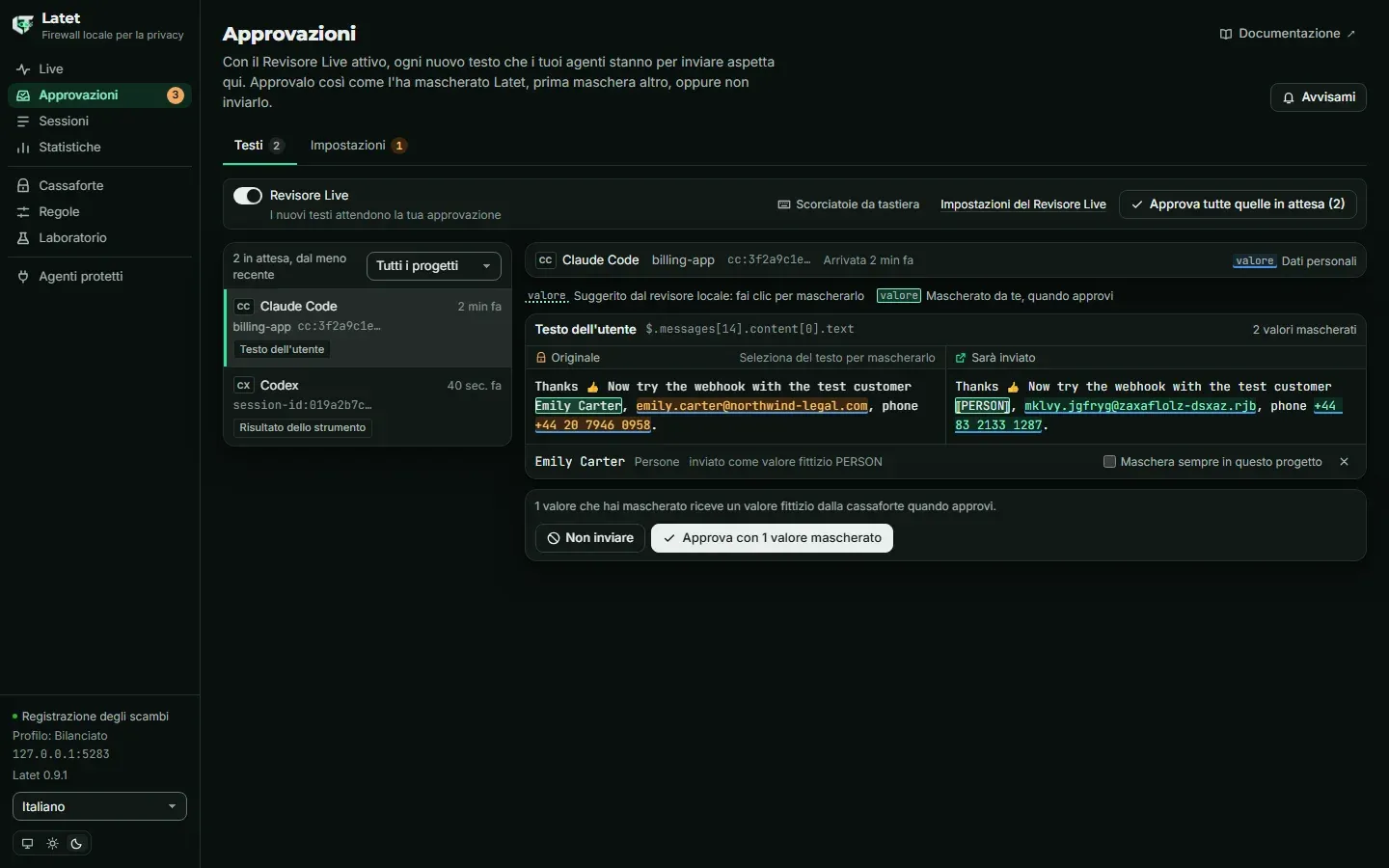 La pagina Approvazioni: due testi in attesa a sinistra; a destra l'originale di un prompt accanto a ciò che sarà inviato, con un nome suggerito dal revisore locale mascherato a mano, e i pulsanti Approva e Non inviare