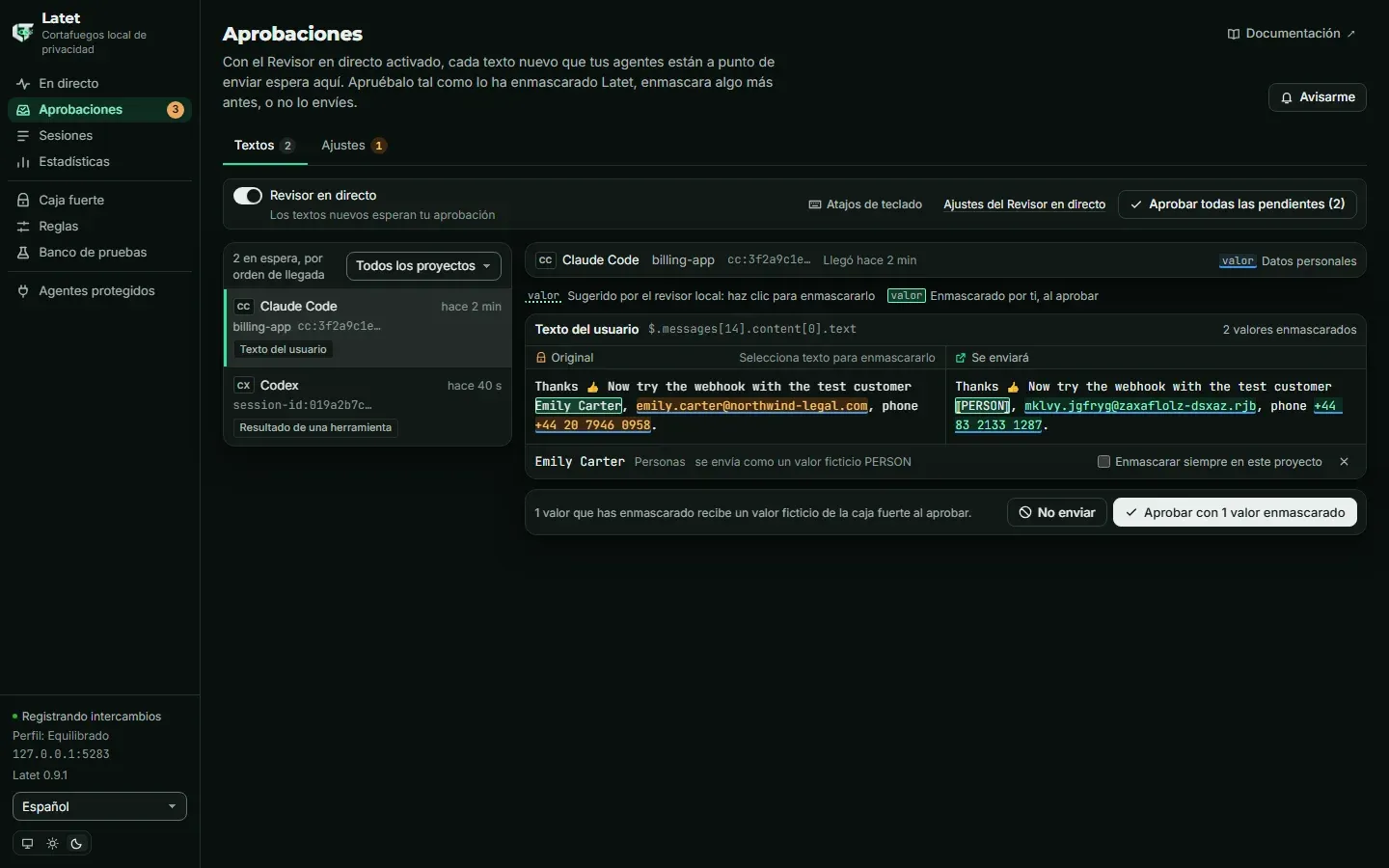 La página Aprobaciones: dos textos en espera a la izquierda; a la derecha, el original de un prompt junto a lo que se enviará, con un nombre que sugirió el revisor local enmascarado a mano, y los botones Aprobar y No enviar