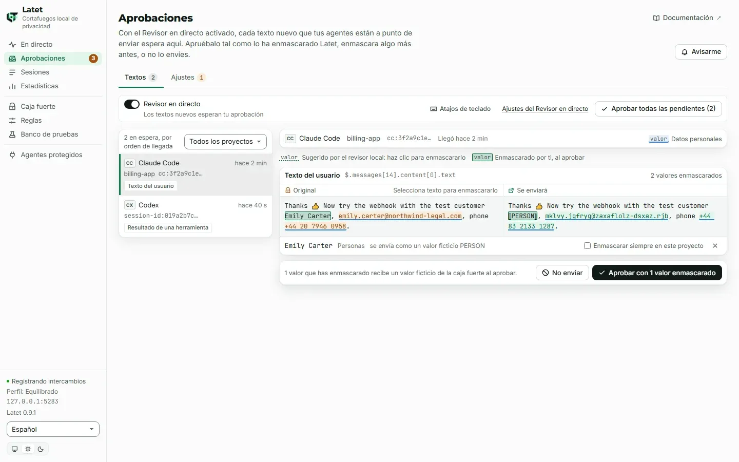 La página Aprobaciones: dos textos en espera a la izquierda; a la derecha, el original de un prompt junto a lo que se enviará, con un nombre que sugirió el revisor local enmascarado a mano, y los botones Aprobar y No enviar