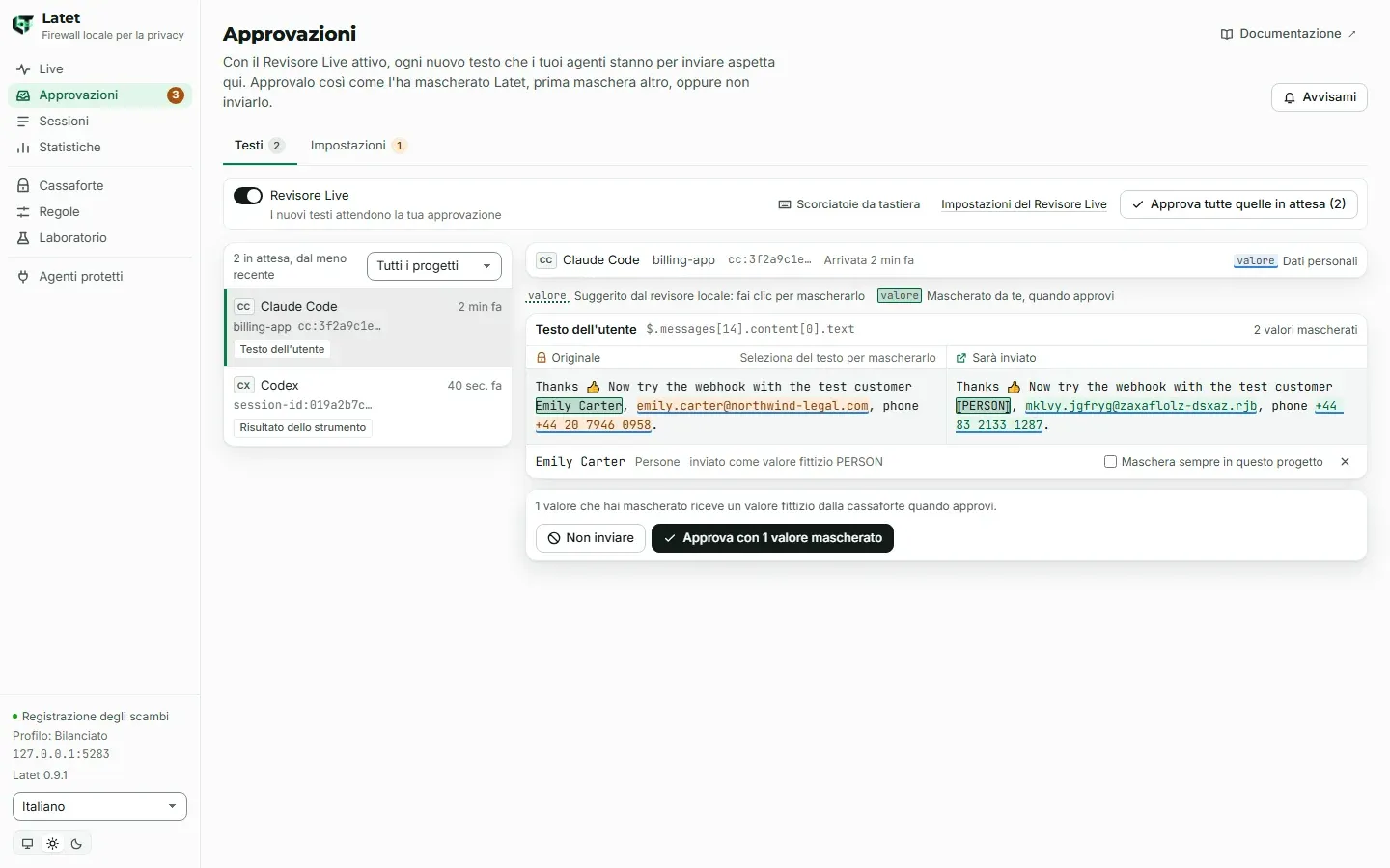 La pagina Approvazioni: due testi in attesa a sinistra; a destra l'originale di un prompt accanto a ciò che sarà inviato, con un nome suggerito dal revisore locale mascherato a mano, e i pulsanti Approva e Non inviare