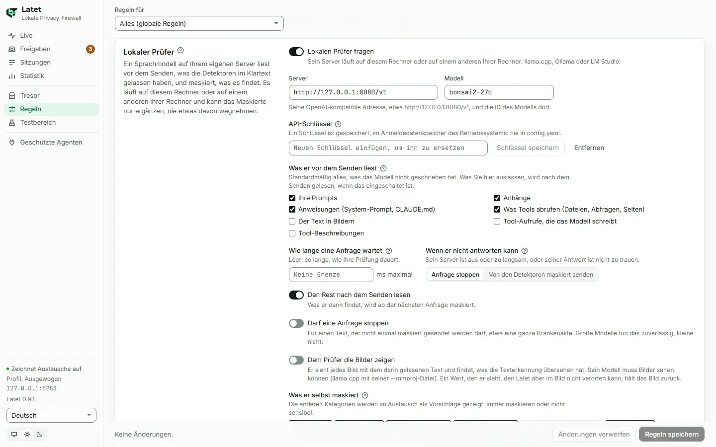 Die Einstellungen des lokalen Prüfers: der Server und das Modell, sein API-Schlüssel, was er liest, bevor ein Text gesendet wird, wie lange eine Anfrage warten darf und was passiert, wenn er nicht antworten kann